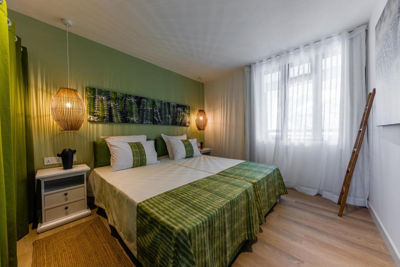 Les Cerisiers Beach Residence, Cosy And Modern 3 Bedroom Apartment Located 50 Metres From The Beach And From All Amenities And Restaurants On The Coastal Road Flic en Flac ภายนอก รูปภาพ
