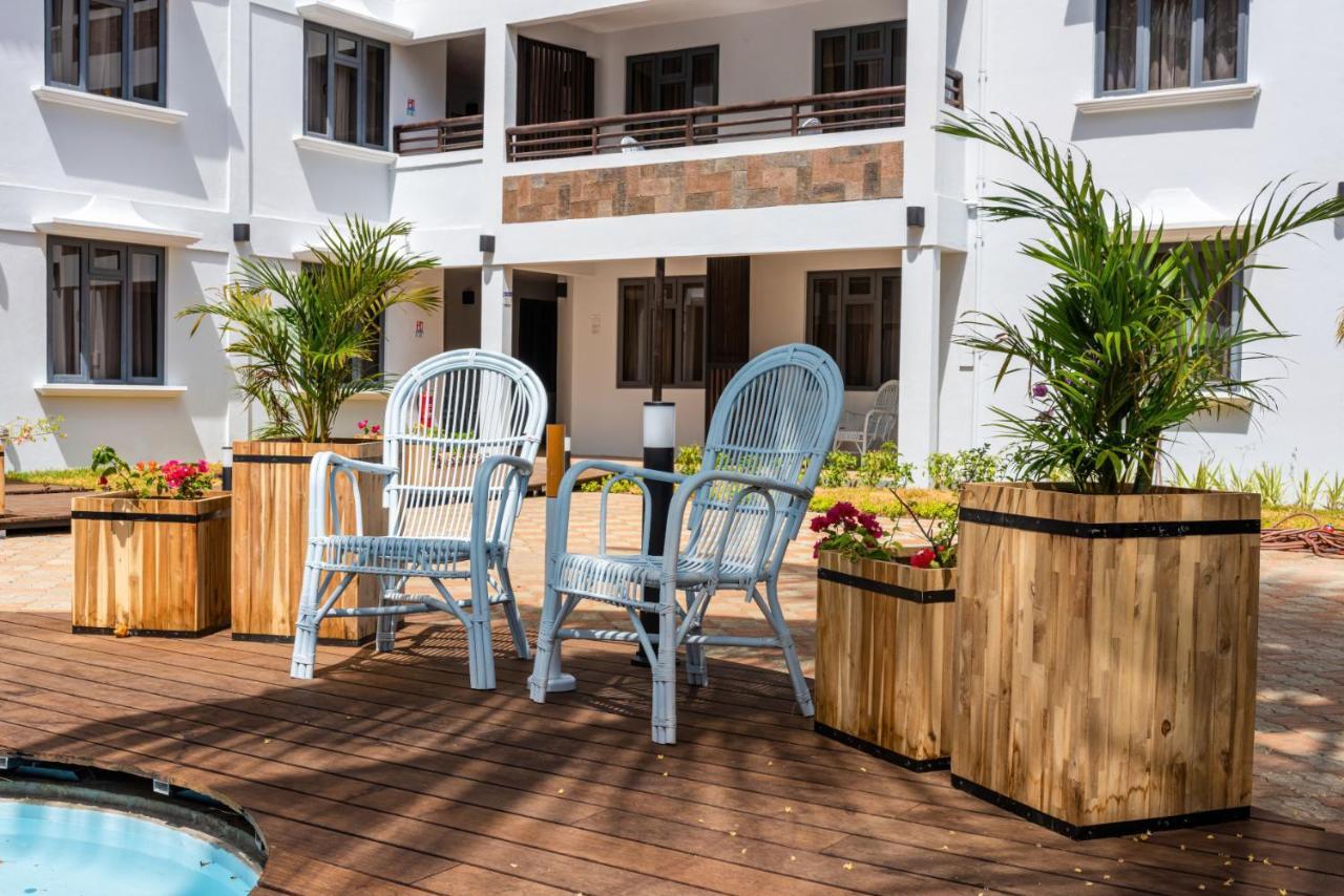 Les Cerisiers Beach Residence, Cosy And Modern 3 Bedroom Apartment Located 50 Metres From The Beach And From All Amenities And Restaurants On The Coastal Road Flic en Flac ภายนอก รูปภาพ