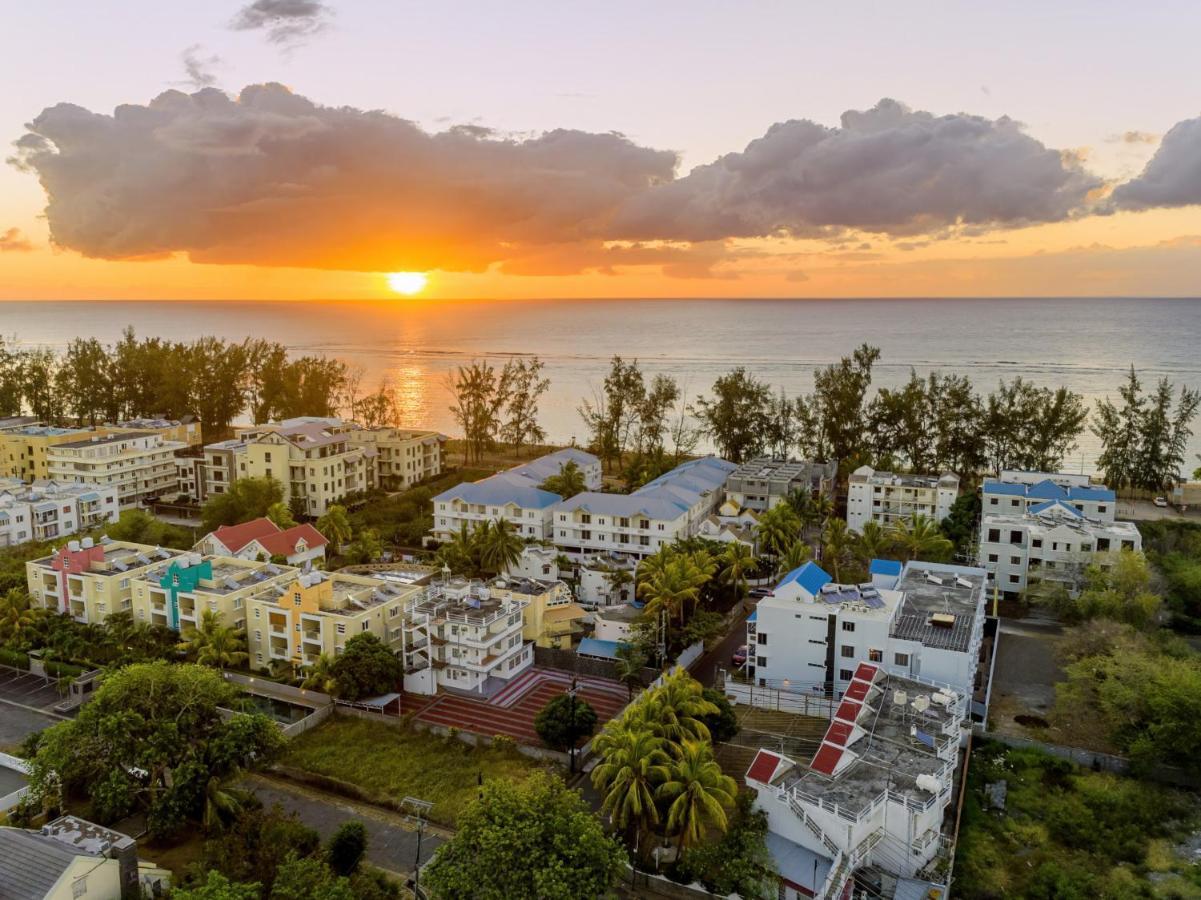 Les Cerisiers Beach Residence, Cosy And Modern 3 Bedroom Apartment Located 50 Metres From The Beach And From All Amenities And Restaurants On The Coastal Road Flic en Flac ภายนอก รูปภาพ