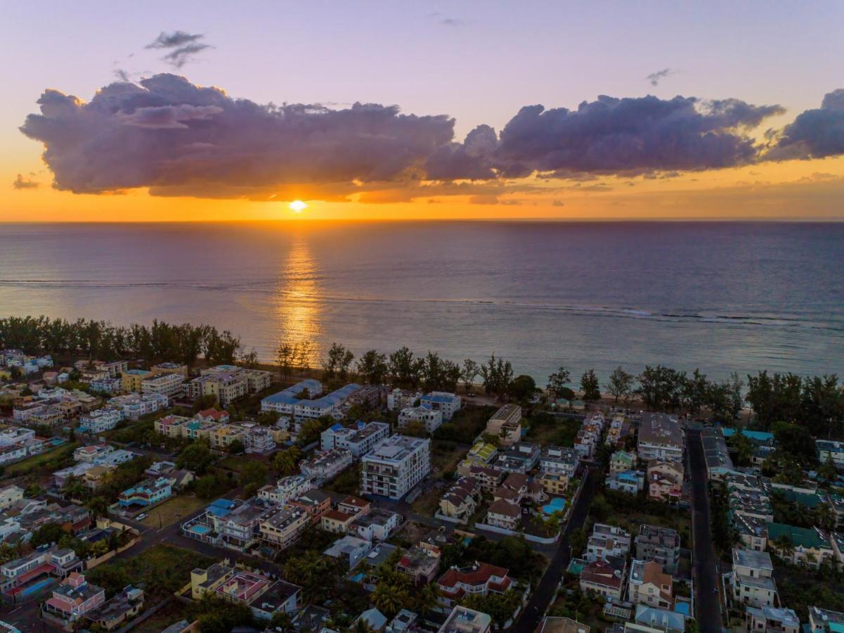 Les Cerisiers Beach Residence, Cosy And Modern 3 Bedroom Apartment Located 50 Metres From The Beach And From All Amenities And Restaurants On The Coastal Road Flic en Flac ภายนอก รูปภาพ