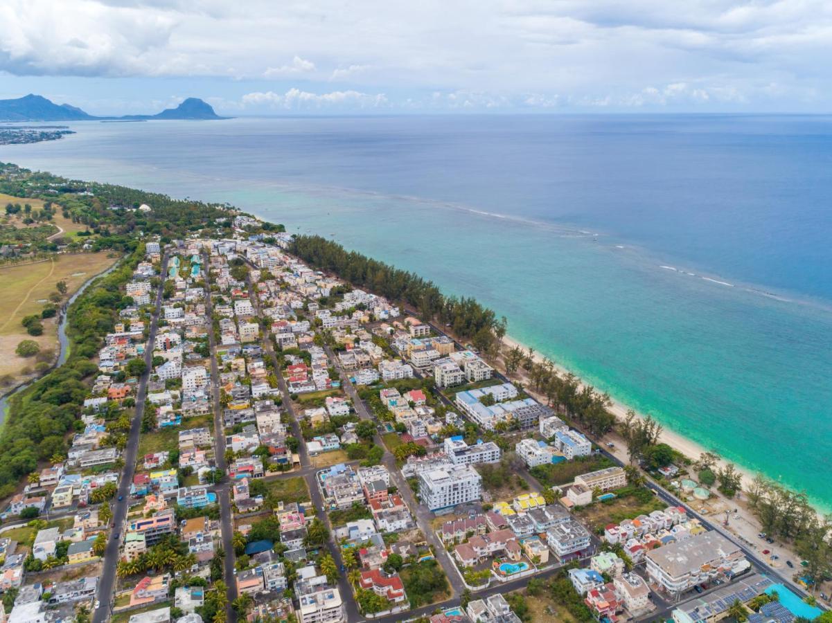 Les Cerisiers Beach Residence, Cosy And Modern 3 Bedroom Apartment Located 50 Metres From The Beach And From All Amenities And Restaurants On The Coastal Road Flic en Flac ภายนอก รูปภาพ