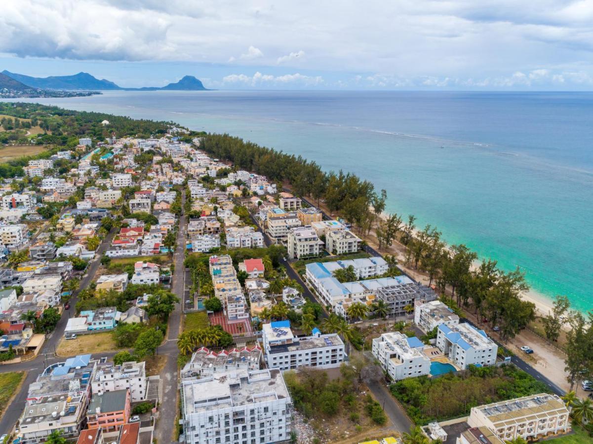 Les Cerisiers Beach Residence, Cosy And Modern 3 Bedroom Apartment Located 50 Metres From The Beach And From All Amenities And Restaurants On The Coastal Road Flic en Flac ภายนอก รูปภาพ
