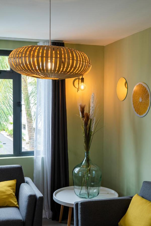 Les Cerisiers Beach Residence, Cosy And Modern 3 Bedroom Apartment Located 50 Metres From The Beach And From All Amenities And Restaurants On The Coastal Road Flic en Flac ภายนอก รูปภาพ