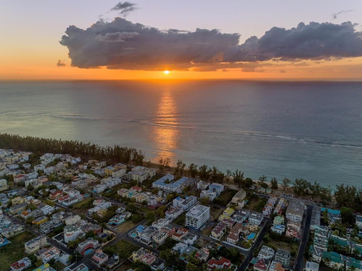Les Cerisiers Beach Residence, Cosy And Modern 3 Bedroom Apartment Located 50 Metres From The Beach And From All Amenities And Restaurants On The Coastal Road Flic en Flac ภายนอก รูปภาพ
